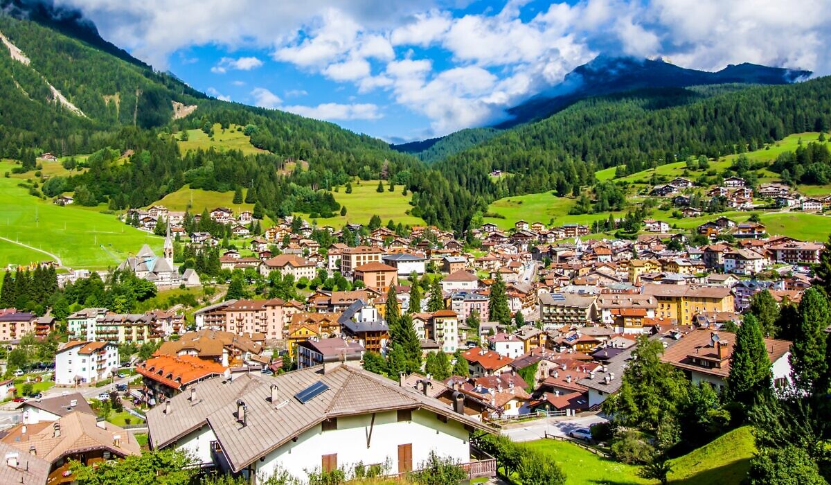 Das Städtchen Moena in Südtirol